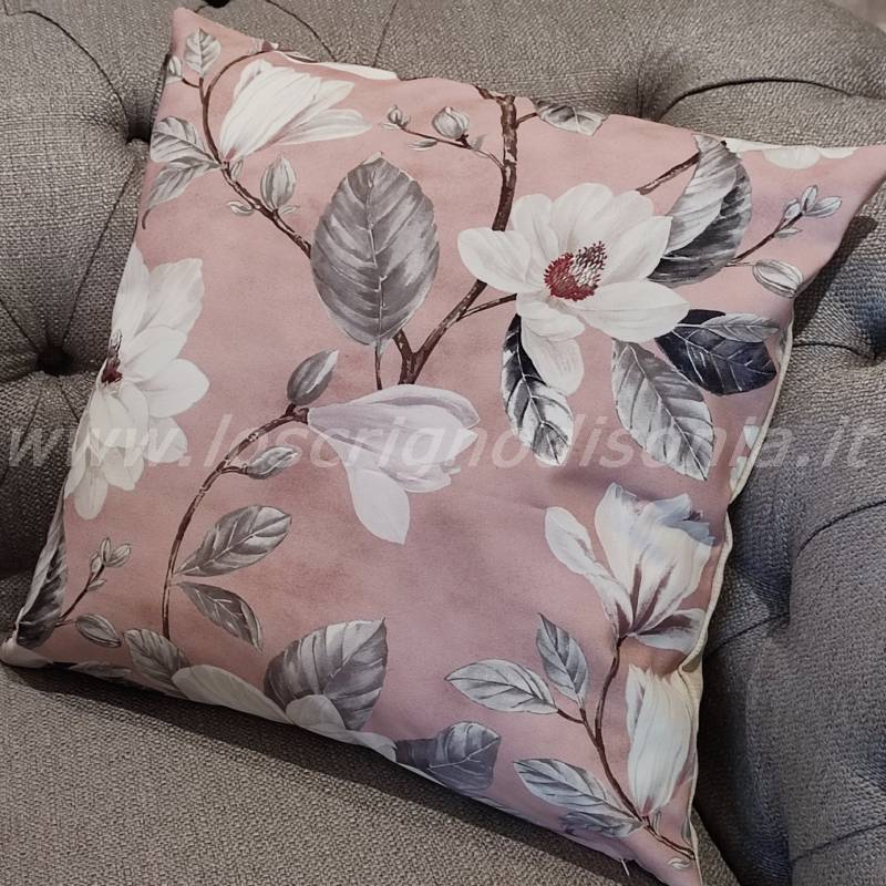 Cuscino arredo in stile shabby chic con stampa digitale floreale su fondo rosa. Vista ambientata